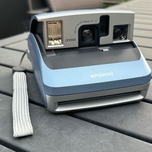 Polaroid - Vintage One600 100mm Focus Range 3ft Instant Film Camera